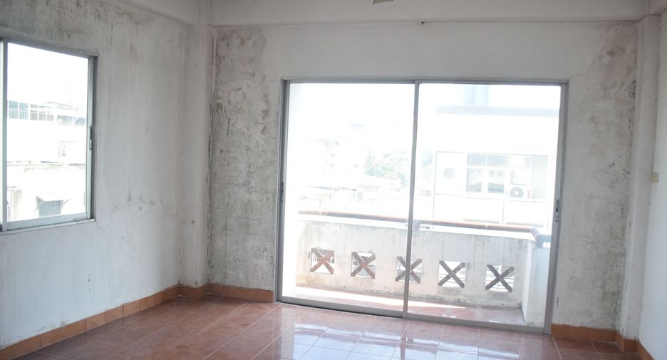For rent 4 bedrooms retail Space in Bang Kho Laem, Bangkok