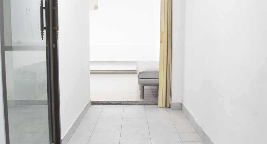 For rent 4 bedrooms retail Space in Bang Kho Laem, Bangkok
