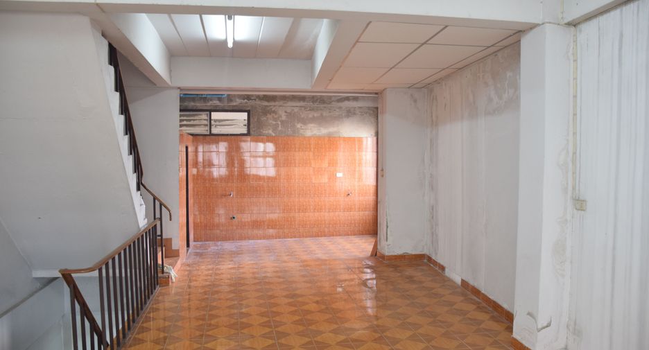 For rent 4 bedrooms retail Space in Bang Kho Laem, Bangkok