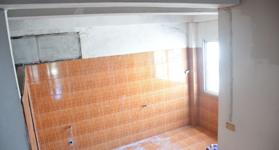 For rent 4 bedrooms retail Space in Bang Kho Laem, Bangkok