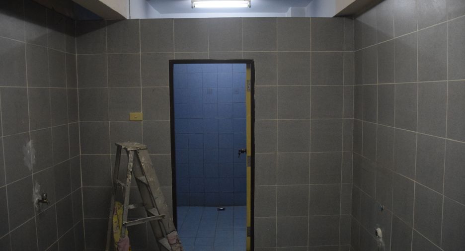 For rent 4 bedrooms retail Space in Bang Kho Laem, Bangkok