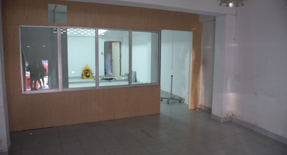 For rent 4 bedrooms retail Space in Bang Kho Laem, Bangkok