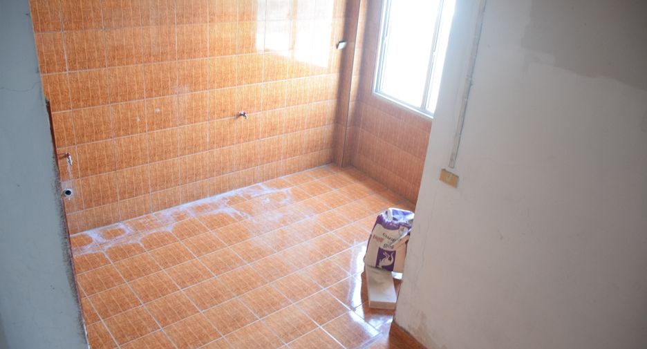 For rent 4 bedrooms retail Space in Bang Kho Laem, Bangkok