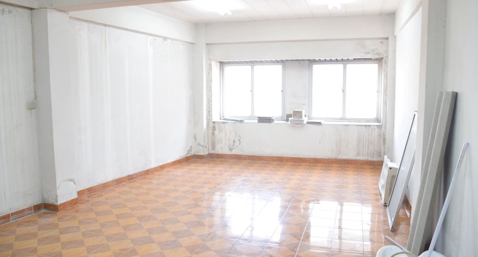 For rent 4 bedrooms retail Space in Bang Kho Laem, Bangkok