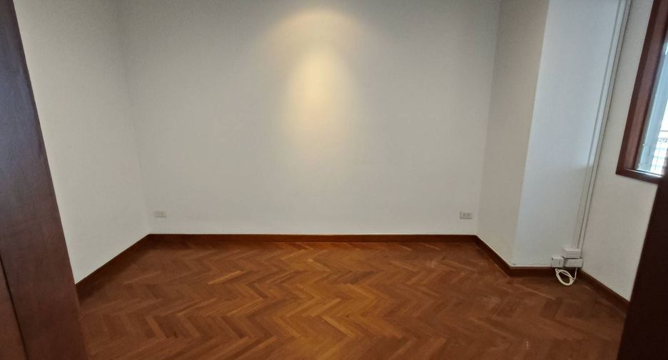 For rent 3 bedrooms condo in Sathon, Bangkok