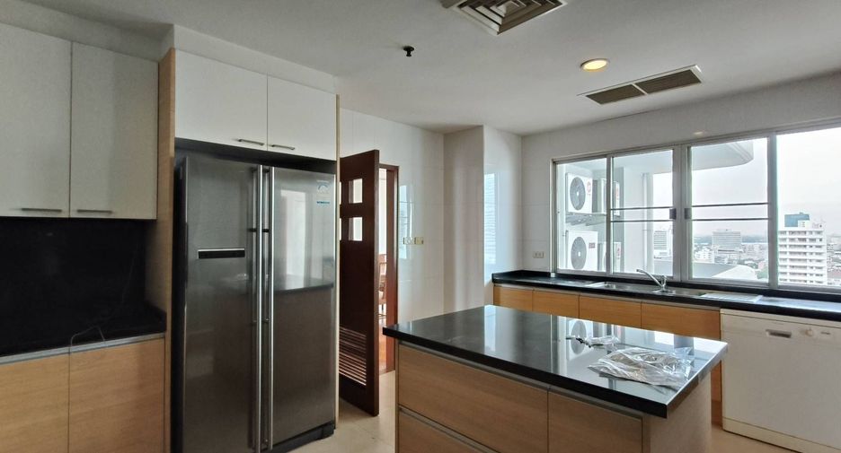 For rent 3 bedrooms condo in Sathon, Bangkok