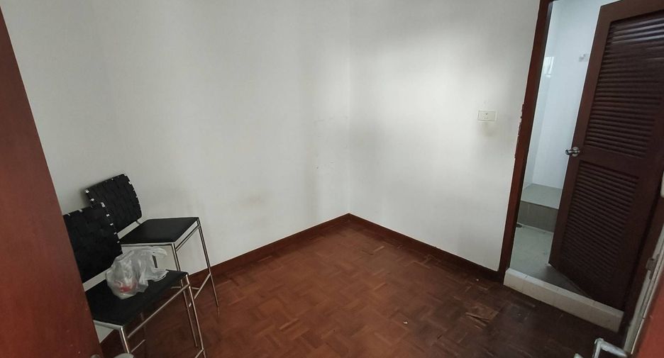 For rent 3 bedrooms condo in Sathon, Bangkok