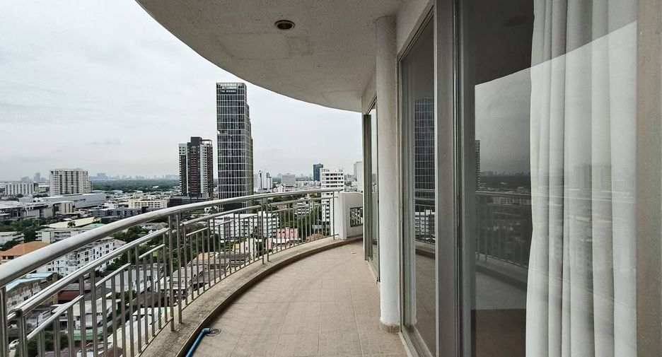 For rent 3 bedrooms condo in Sathon, Bangkok