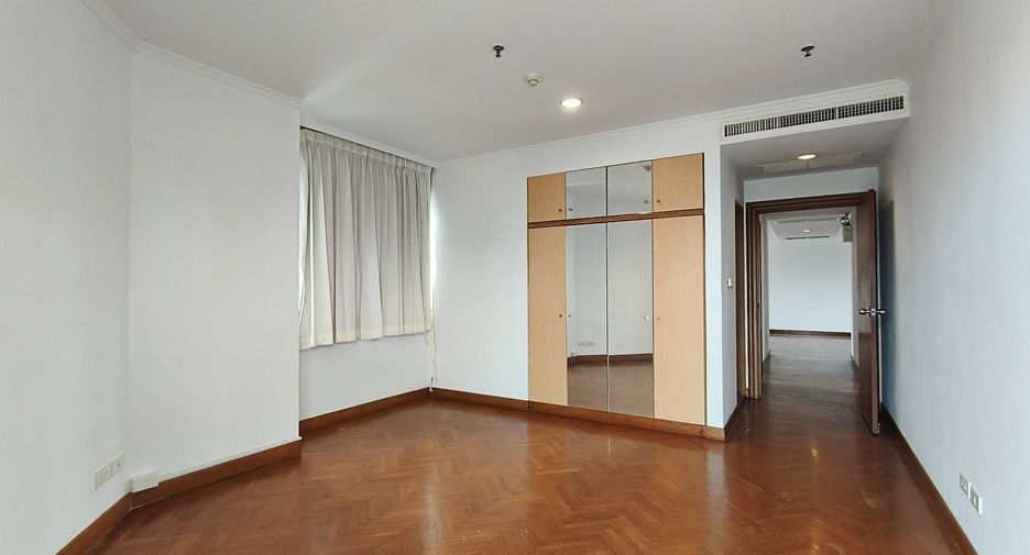 For rent 3 bedrooms condo in Sathon, Bangkok