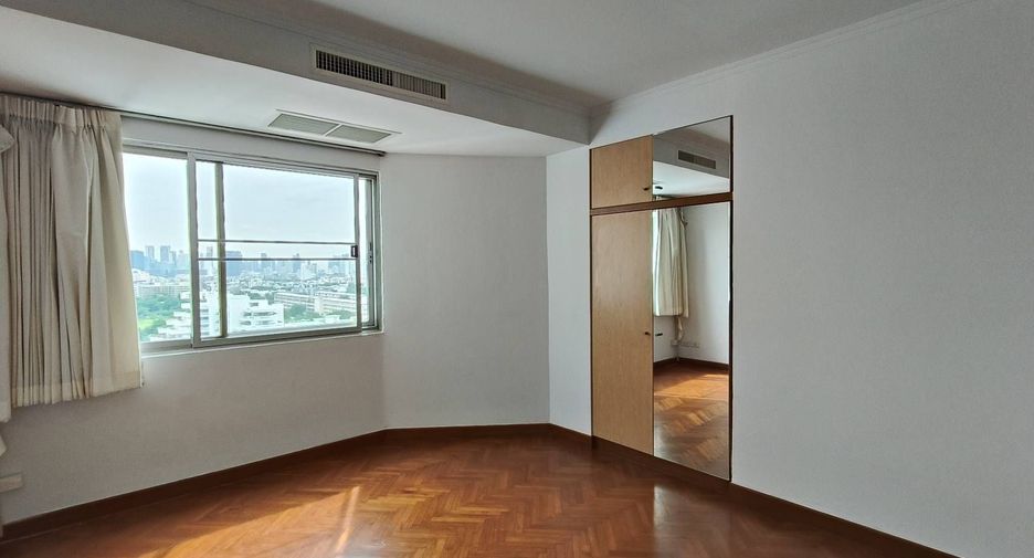 For rent 3 bedrooms condo in Sathon, Bangkok