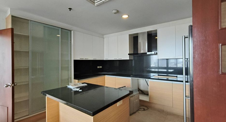 For rent 3 bedrooms condo in Sathon, Bangkok