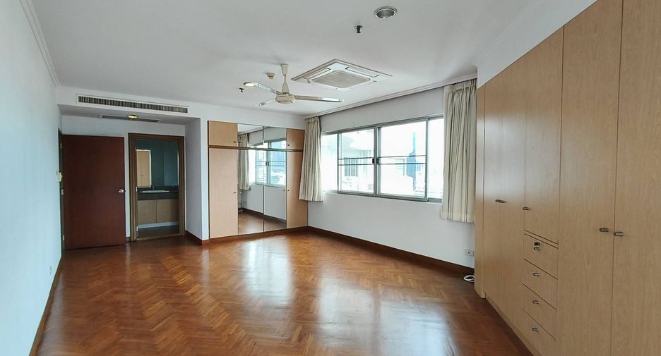 For rent 3 bedrooms condo in Sathon, Bangkok