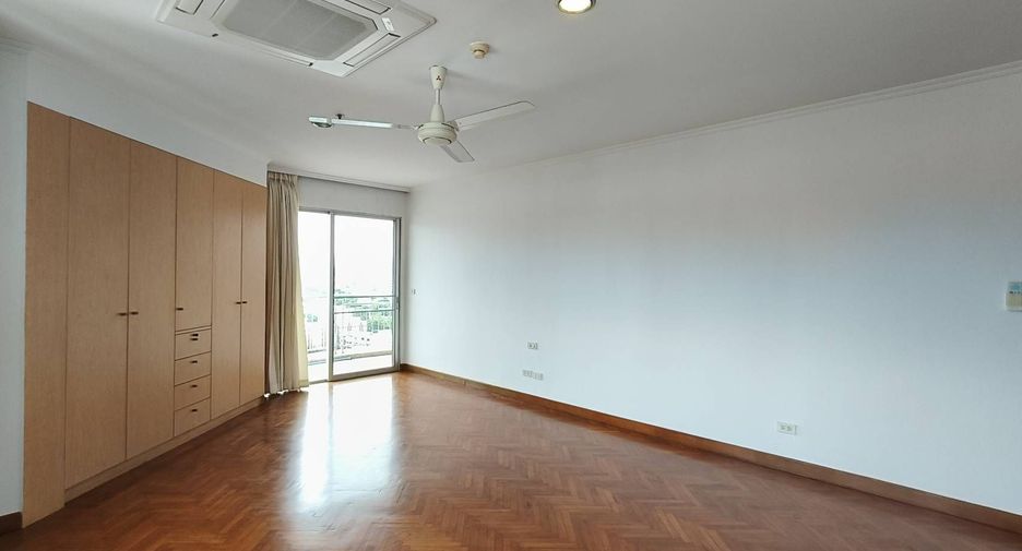 For rent 3 bedrooms condo in Sathon, Bangkok