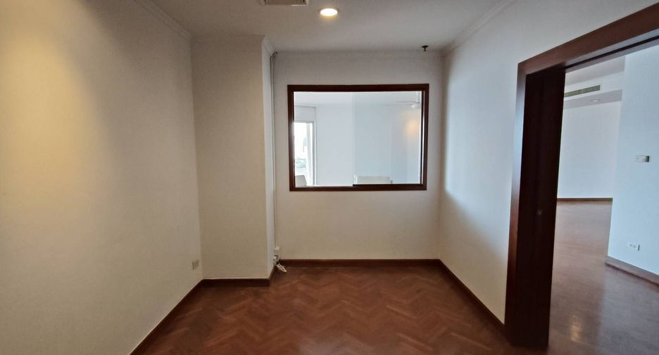 For rent 3 bedrooms condo in Sathon, Bangkok