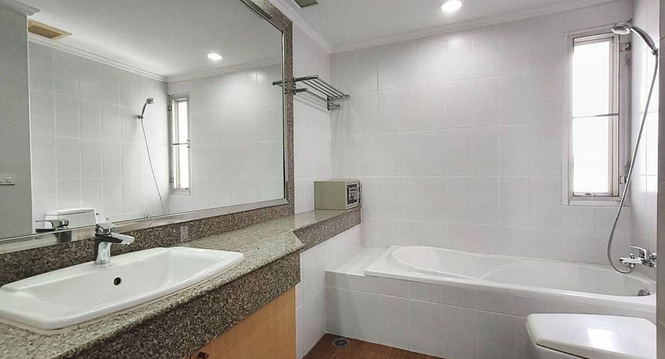 For rent 3 bedrooms condo in Sathon, Bangkok