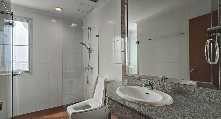 For rent 3 bedrooms condo in Sathon, Bangkok