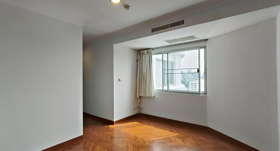 For rent 3 bedrooms condo in Sathon, Bangkok