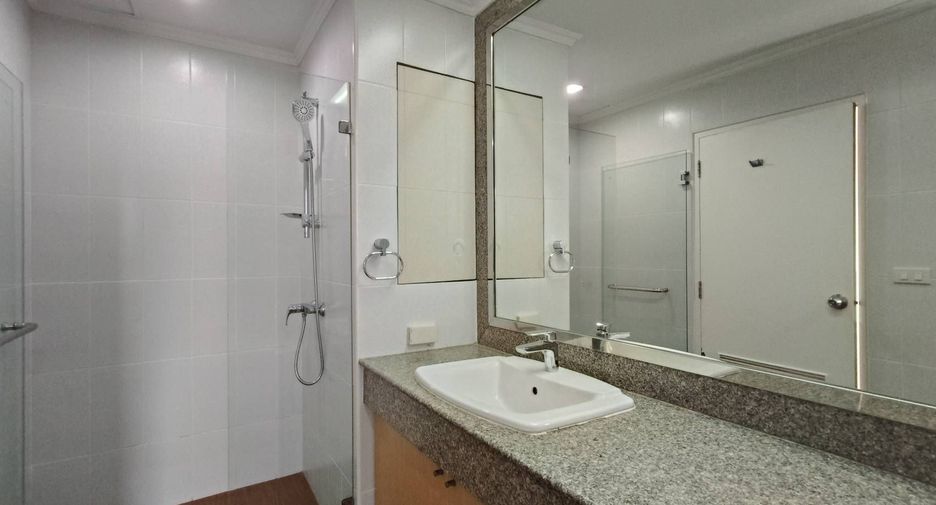 For rent 3 bedrooms condo in Sathon, Bangkok
