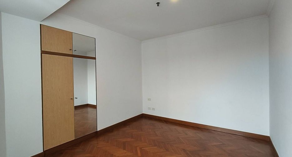 For rent 3 bedrooms condo in Sathon, Bangkok