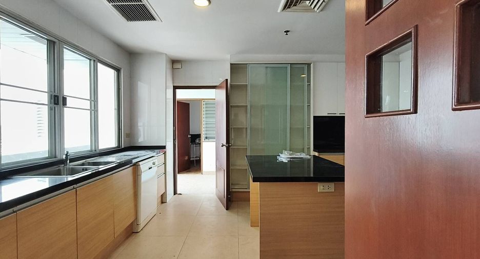 For rent 3 bedrooms condo in Sathon, Bangkok