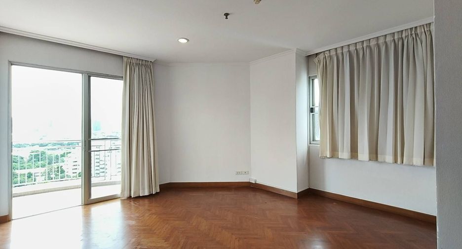 For rent 3 bedrooms condo in Sathon, Bangkok