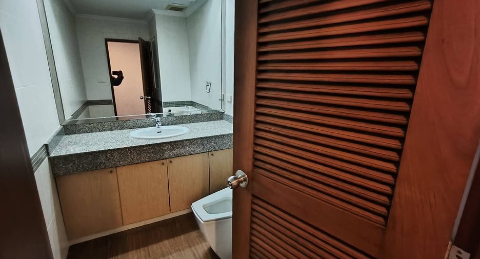 For rent 3 bedrooms condo in Sathon, Bangkok