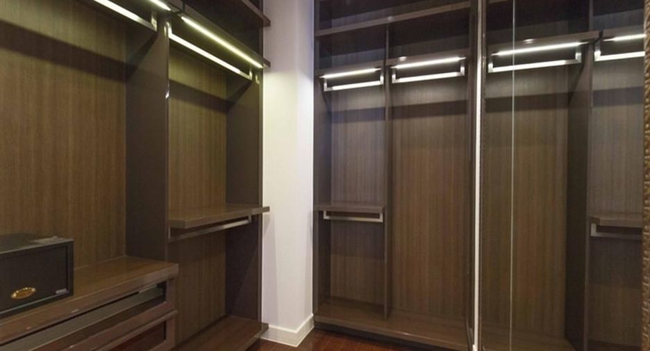 Condo en alquiler de 3 habitaciones en Khlong Toei, Bangkok
