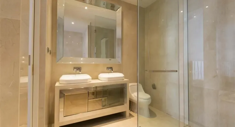 Condo en alquiler de 3 habitaciones en Khlong Toei, Bangkok