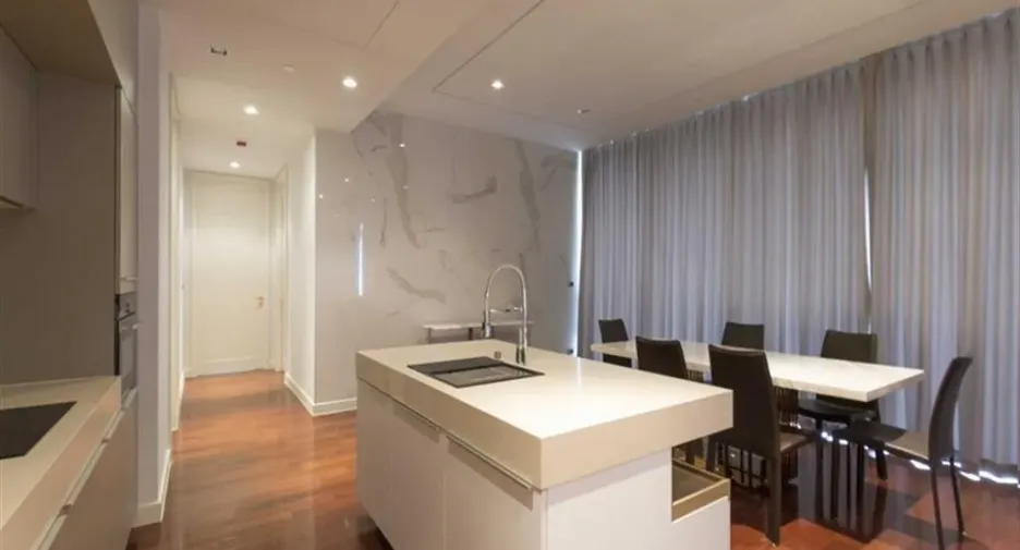 Condo en alquiler de 3 habitaciones en Khlong Toei, Bangkok