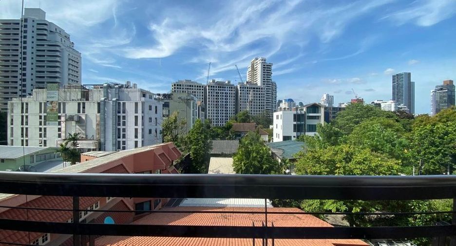 Casa adosada en alquiler de 3 habitaciones en Khlong Toei, Bangkok