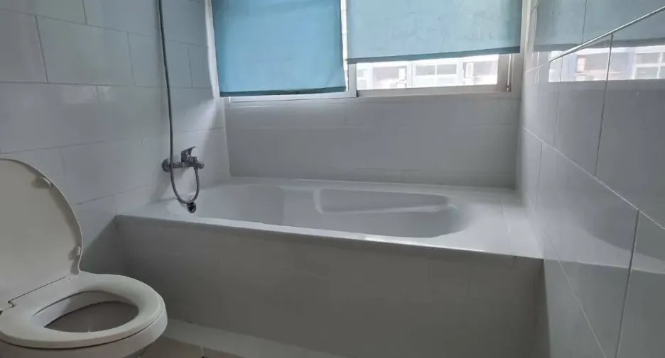 For rent 2 bedrooms condo in Huai Khwang, Bangkok