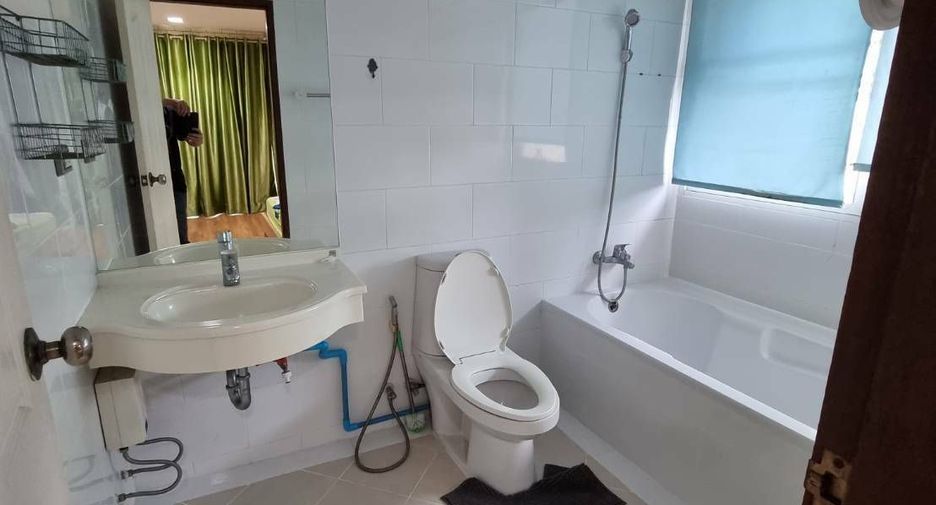 For rent 2 bedrooms condo in Huai Khwang, Bangkok