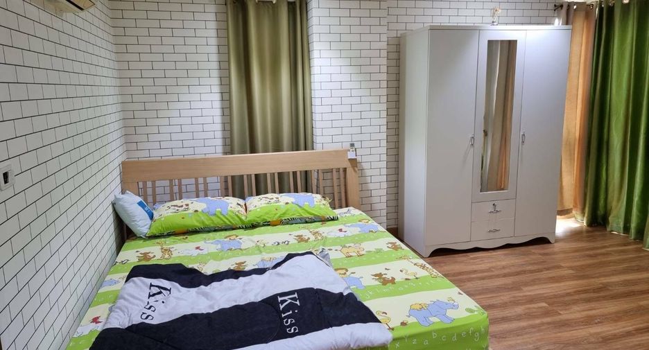 For rent 2 bedrooms condo in Huai Khwang, Bangkok