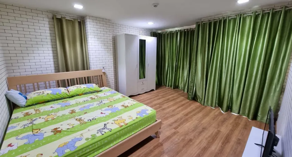 For rent 2 bedrooms condo in Huai Khwang, Bangkok