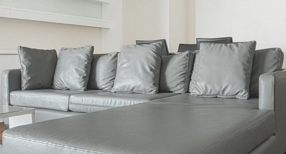 For rent 3 bedrooms condo in Huai Khwang, Bangkok