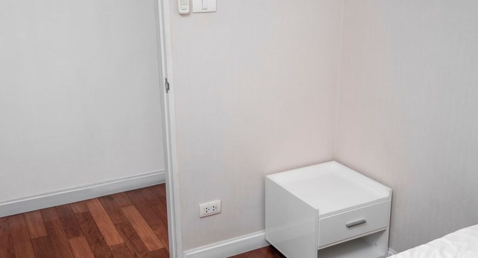 For rent 3 bedrooms condo in Huai Khwang, Bangkok