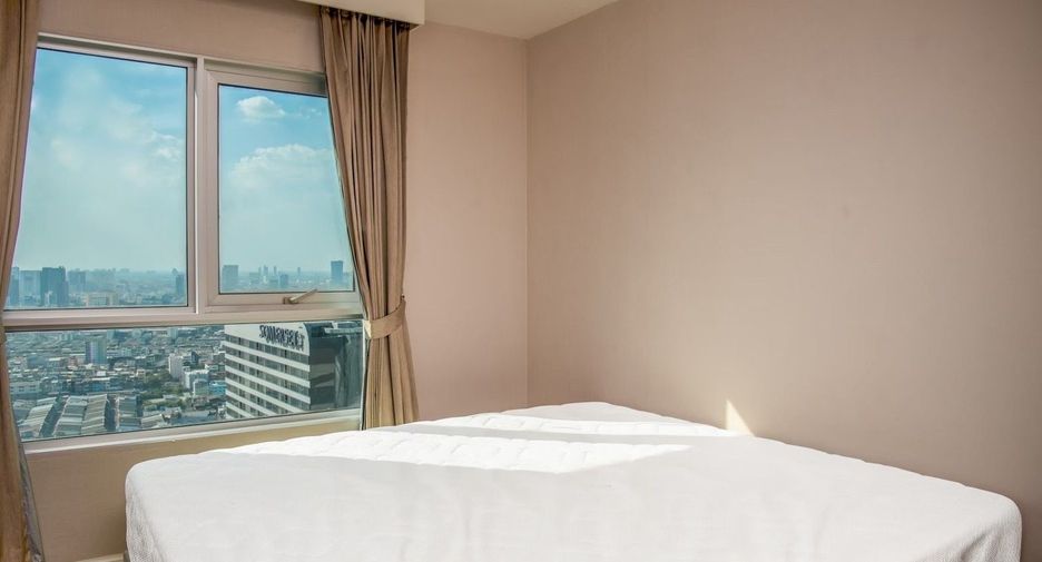 For rent 3 bedrooms condo in Huai Khwang, Bangkok