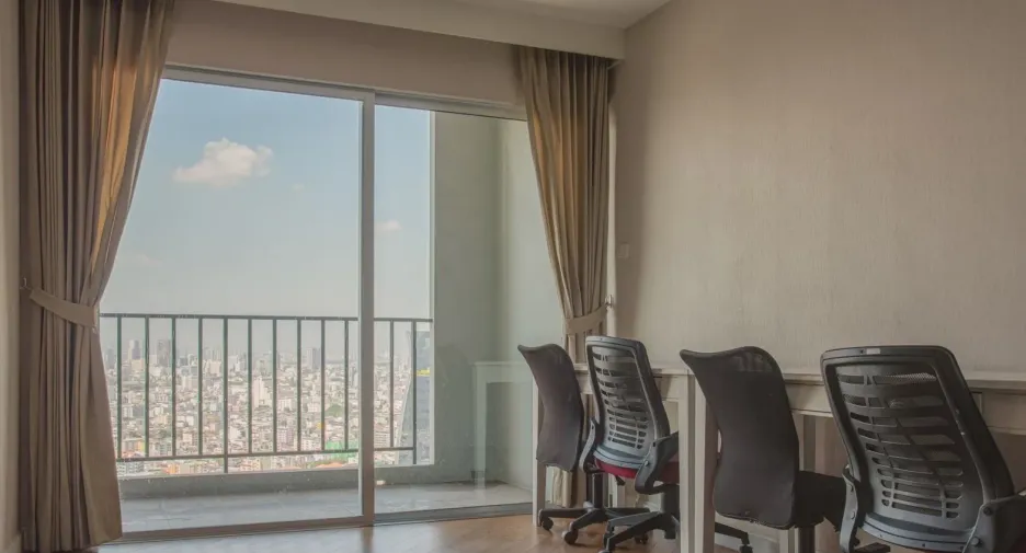 For rent 3 bedrooms condo in Huai Khwang, Bangkok