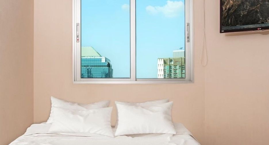 For rent 3 bedrooms condo in Huai Khwang, Bangkok
