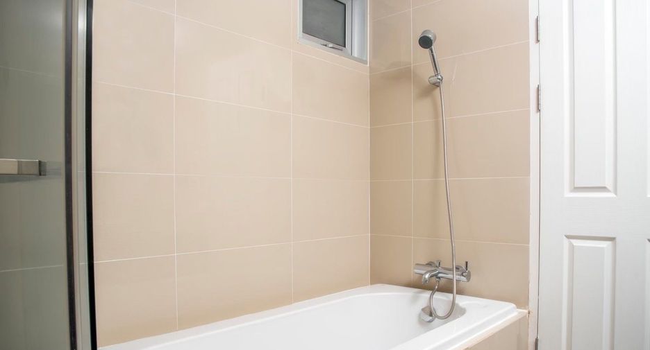 For rent 3 bedrooms condo in Huai Khwang, Bangkok