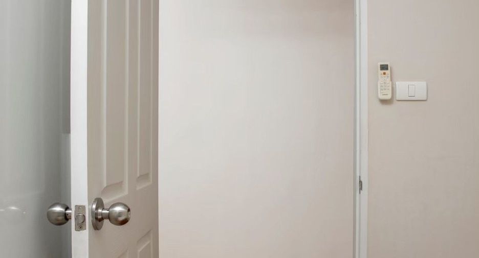For rent 3 bedrooms condo in Huai Khwang, Bangkok