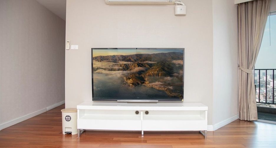 For rent 3 bedrooms condo in Huai Khwang, Bangkok