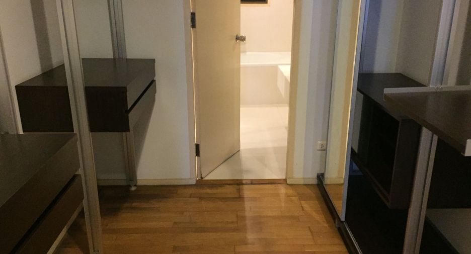 For rent 2 bedrooms condo in Huai Khwang, Bangkok