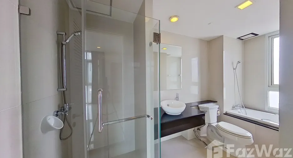 For rent 3 bedrooms condo in Khlong Toei, Bangkok