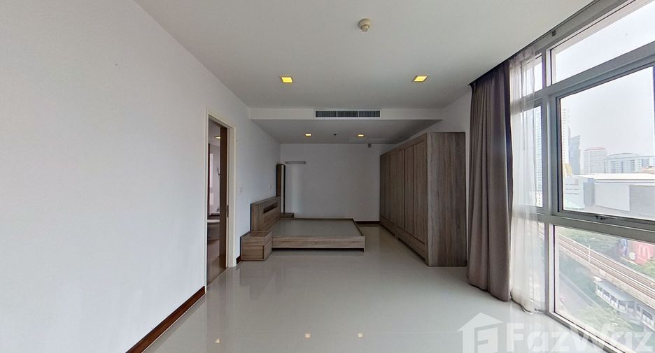 For rent 3 bedrooms condo in Khlong Toei, Bangkok