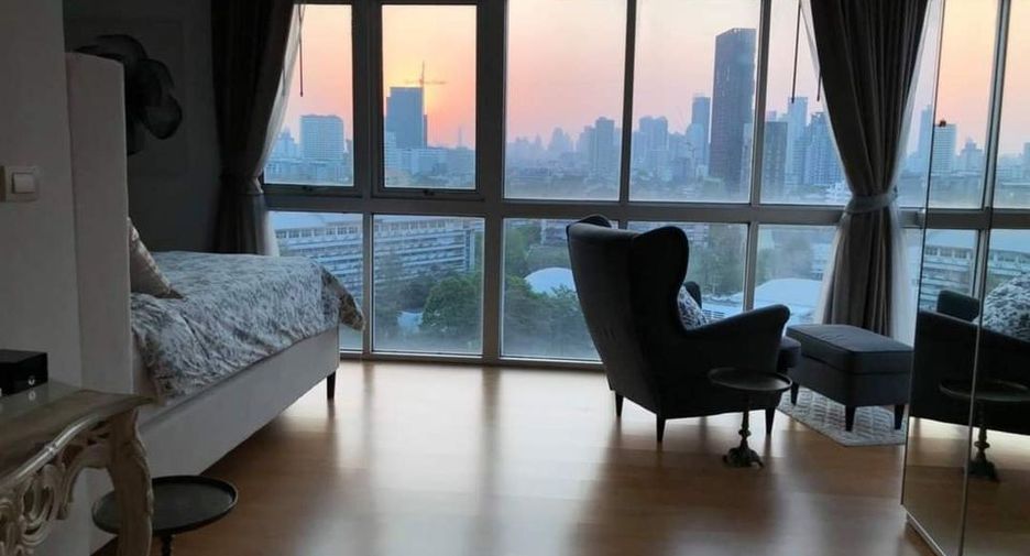 For rent 3 bedrooms condo in Khlong Toei, Bangkok