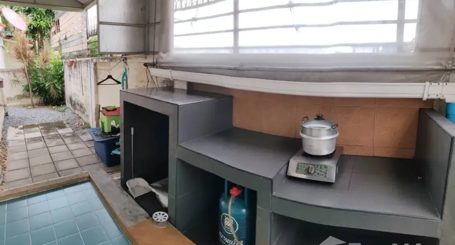 For rent 3 bedrooms townhouse in Lat Krabang, Bangkok