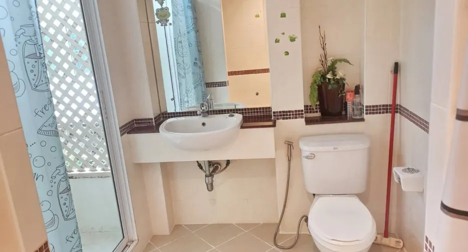 For rent 3 bedrooms townhouse in Lat Krabang, Bangkok