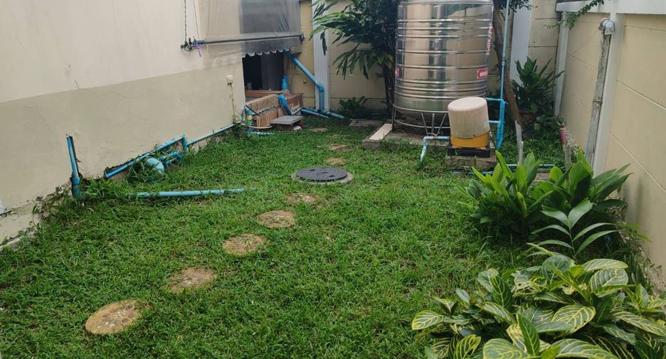 For rent 3 bedrooms townhouse in Lat Krabang, Bangkok