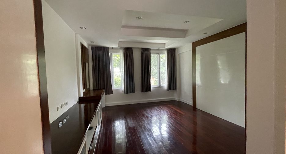 Casa en alquiler de 4 habitaciones en Watthana, Bangkok